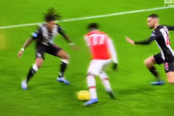 Pemain muda Arsenal, Bukayo Saka, mendapat penjagaan ketat dari penggawa Newcastle United ketika kedua tim berlaga dalam lanjutan Liga Inggris di Stadion Emirates, Ahad (16/2/2020).