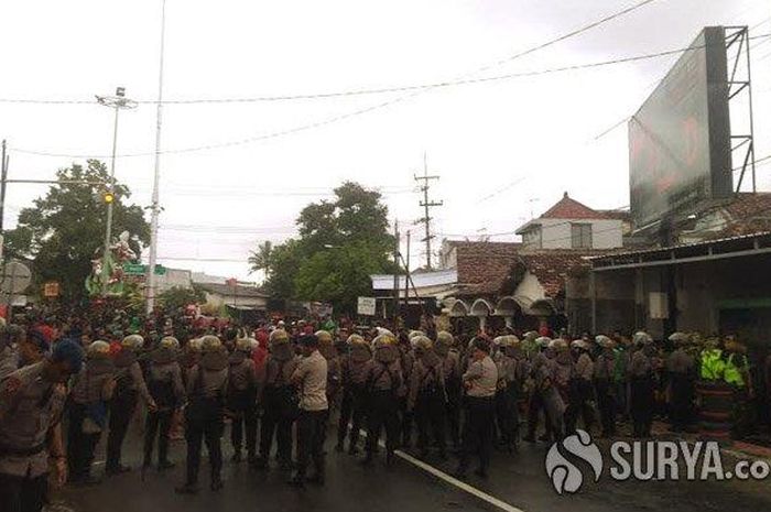 Bonek masih bertahan di sisi barat pintu utama Stadion Soeprijadi, Kota Blitar, Selasa (18/2/2020).