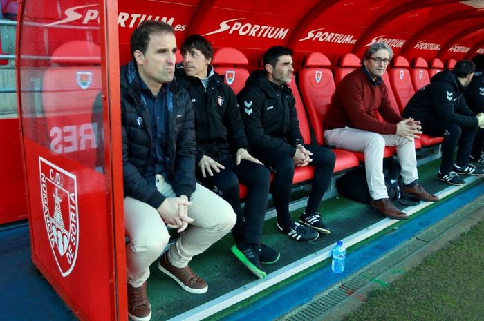 Pelatih CA Osasuna, Jagoba Arrasate, Bittor Alkiza (asisten) dan Sergi Perez (fitness coach) sebelum duel kontra Numancia.