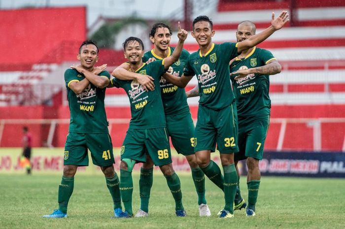 Selebrasi pemain Persebaya setelah memastikan diri melenggang ke babak final usai menaklukan Arema FC dengan kedudukan 4-2 dalam semifinal Piala Gubernur Jatim 2020 di Stadion Soeprijadi, Blitar, Selasa (18/2/2020).