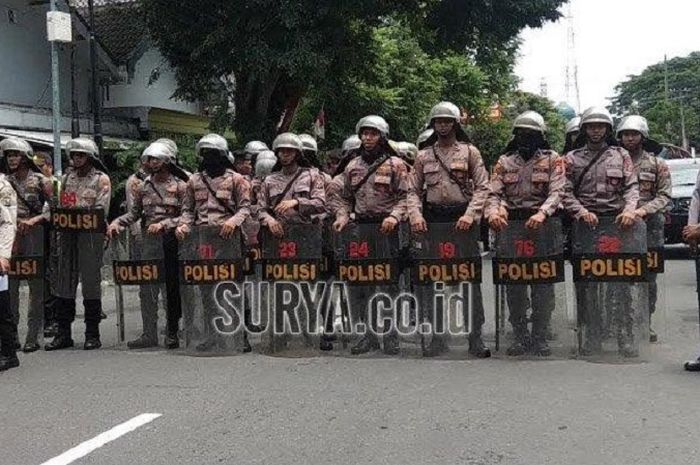 Pasukan keamanan menjaga ketat laga semifinal Piala Gubernur Jatim 2020 antara Persebaya Surabaya Vs Arema FC di Stadion Supriyadi, Kota Blitar, Selasa (18/2/2020)