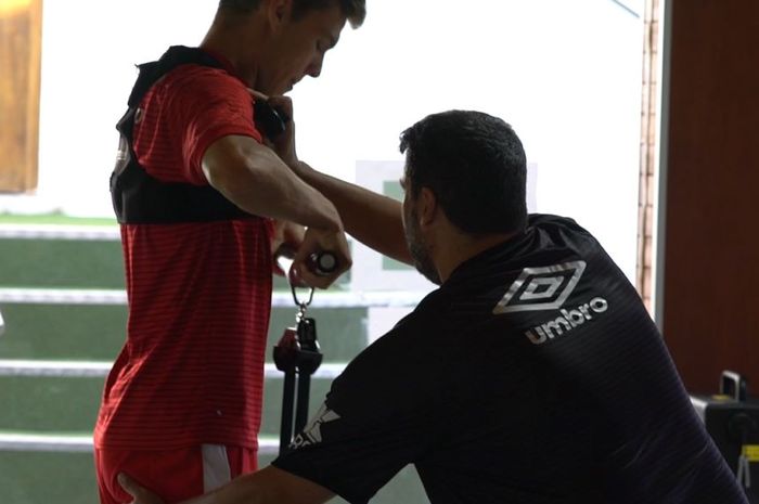 Pelatih kebugaran RCD Mallorca, Dani Pastor (kanan), dalam sebuah sesi di gym.