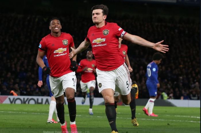 Kapten Manchester United, Harry Maguire, melakukan selebrasi usai membobol Chelsea pada laga Liga Inggris, Senin (17/2/2020).