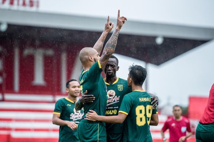 Selebrasi penyerang David Aparecido da Silva setelah mencetak gol penyeimbang pada laga melawan Arema FC di Stadion Soeprijadi, Blitar sore ini. Persebaya menutup paro pertama semifinal Piala Gubernur Jatim 2020 dengan keunggulan 2-1 atas Arema.