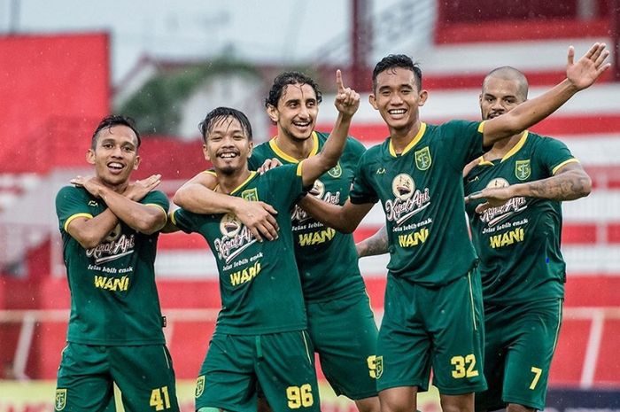 Sejumlah pemain Persebaya Surabaya selebrasi usai menang 4-2 atas Arema FC dalam semifinal Piala Gubernur Jatim 2020 di Stadion Soepriadi, Kota Blitar, Selasa (18/2/2020) sore WIB.