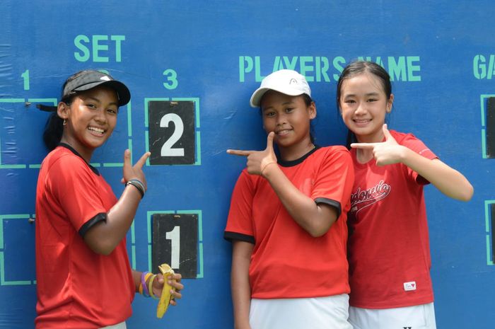 Skuad Indonesia untuk  pra-kualifikasi zona Asia-Oceania Kejuaraan Dunia Tenis Junior (WJTC) 2020 kelompkk umur 14 tahun berpose usai laga kedua di Jakarta, Selasa (18/2/2020)