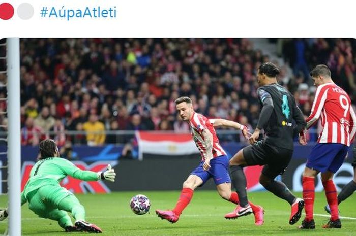 Gelandang Atletico Madrid, Saul Niguez (kedua dari kiri), mencetak gol ke gawang Liverpool dalam laga leg pertama babak 16 besar Liga Champions di Stadion Wanda Metropolitano, Selasa (18/2/2020).