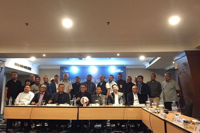 Perwakilan klubberfoto bersama Direktur LIB, CUcu Somantri beserta jajarannya, usai Manager Meeting Liga 1 2020, di hotel Century, Senayan, Jakarta, Rabu (19/2/2020).