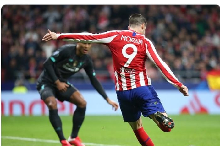 Pemain Atletico Madrid, Alvaro Morata, saat pertandingan melawan Liverpool dalam laga leg pertama 16 besar Liga Champions di 