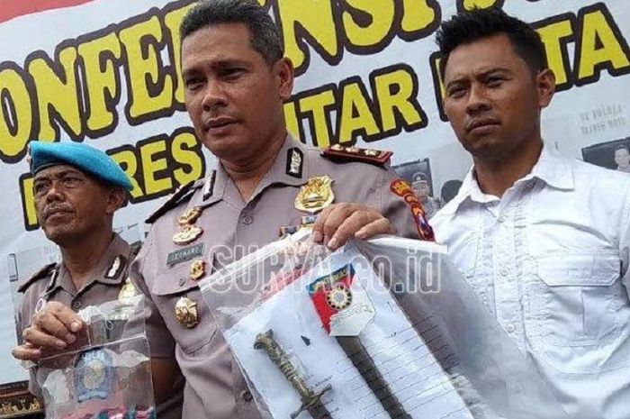 Polres Blitar Kota menunjukan senjata tajam yang dibawa remaja ketika laga semifinal Piala Gubernur Jatim 2020 antara Persebaya melawan Arema FC, Selasa (18/2/2020).