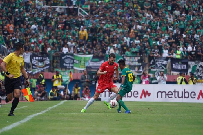 Marco Motta pada laga Persebaya vs Persija di final Piala Gubernur Jatim 2020