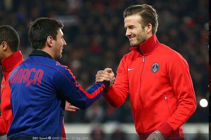 David Beckham (kanan) bersalaman dengan Lionel Messi dalam pertandingan PSG vs Barcelona.