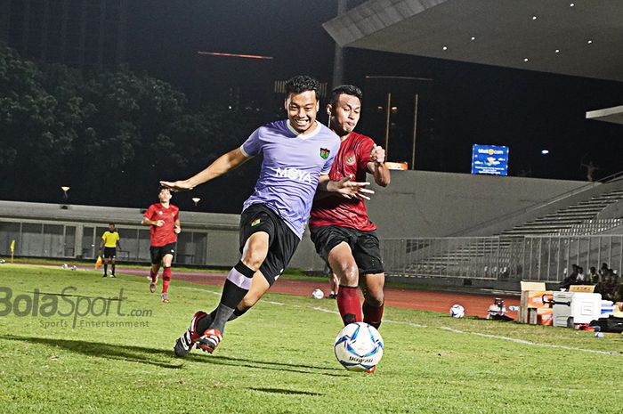 Duel Hamka Hamzah dan Osvalod Haay dalam uji coba timnas Indonesia vs Persita Tangerang di Stadion Madya, Senayan, Jumat (21/2/2020).