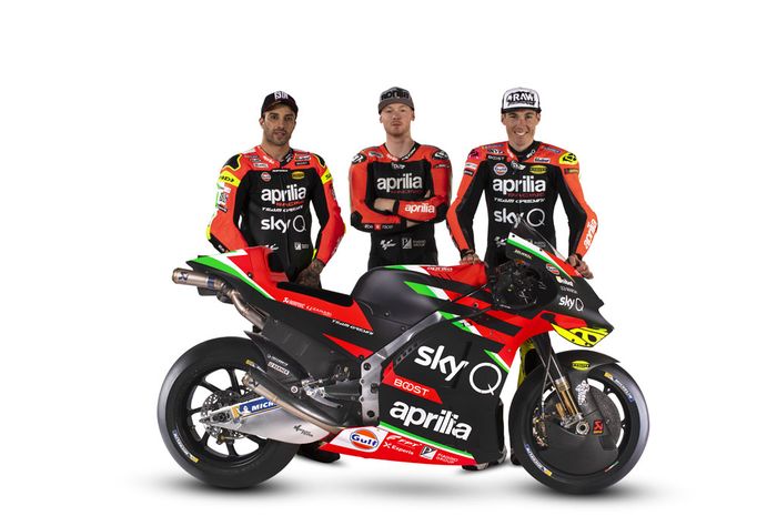 Dari kiri: Andrea Iannone, Bradley Smith (test rider), dan Aleix Espargaro, menjadi anggota skuad tim  Aprilia Gresini pada MotoGP 2020.