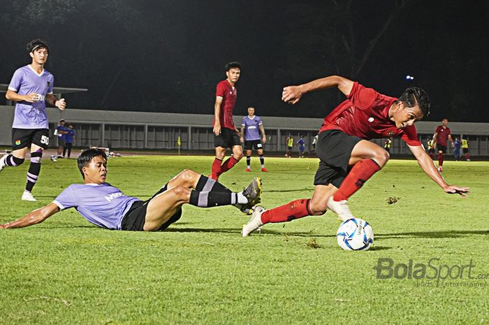 Febri Hariyadi saat mengiring bola pada laga Timnas Indonesia melawan Persita Tangerang, di Stadion Madya, Senayan, Jakarta, Jumat (21/2/2020).