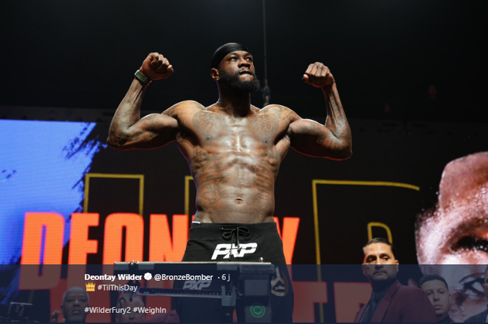 Petinju kelas berat, Deontay Wilder, saat melakukan sesi timbang badan.