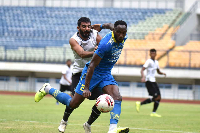 Striker Persib Bandung, Geoffrey Castillion, dikawal ketat oleh bek Tira Persikabo, Filiposyan, dalam laga uji coba di Stadion Gelora Bandung Lautan Api, Bandung, Jumat (21/2/2020).