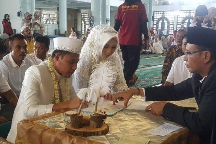 Gelandang Persija Jakarta, Evan Dimas resmi menikahi pujaan hatinya di Masjid Agung Surabaya, Sabtu (22/2/2020) pagi. 