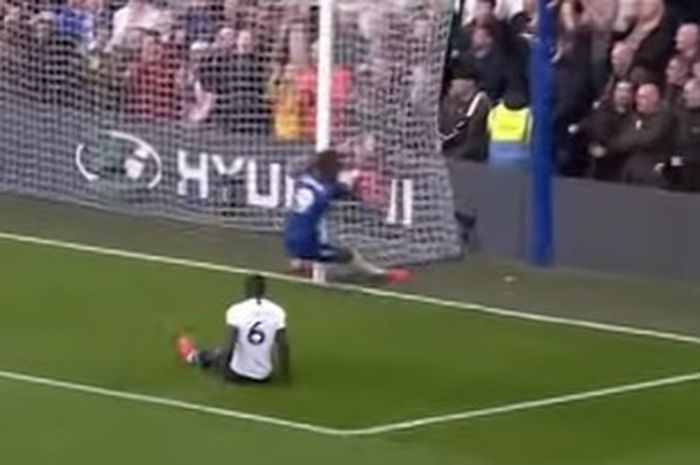 Tammy Abraham Tersungkur Setelah Daerah Vitalnya Hantam Tiang Gawang pada saat Chelsea menjamu Spurs, Sabtu (22/2/2020).