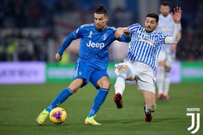 Megabintang Juventus, Cristiano Ronaldo (kiri), beraksi dalam laga Liga Italia kontra SPAL di Stadion Paolo Mazza, Sabtu (22/2/2020).