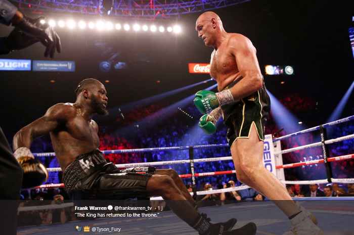 Deontay Wilder (kiri) dan Tyson Fury (kanan) saat keduanya bertanding merebutkan gelar juara WBC di MGM Grand Arena, Las Vegas, Nevada, AS, Minggu (23/2/2020).