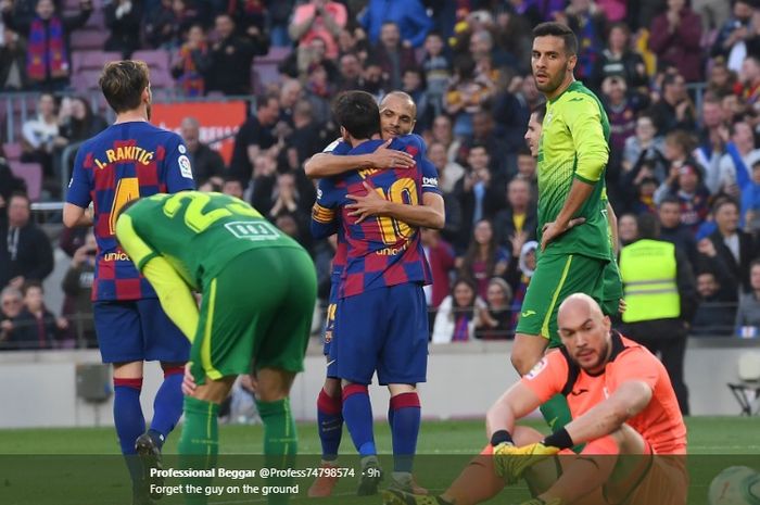 Martin Braithwaite berpelukan dengan Lionel Messi (tengah) ketika Barcelona berhadapan dengan Eibar (23/2/2020)