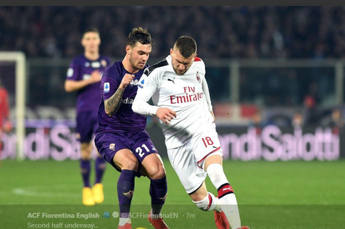 Ante Rebic (kanan) dan Pol Lirola berebut bola dalam partai Liga Italia Fiorentina vs AC Milan di Artemio Franchi, 22 Februari 2020.