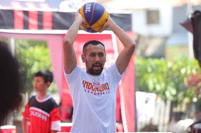 Pelatih tim basket 3x3 Indonesia, Ali Budimansyah, membawakan sesi coaching clinic pada turnamen Mainbasket Bareng KFC di Jakarta, Sabtu (22/2/2020)