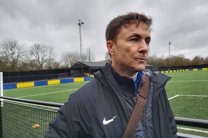 Penemu bakat Hokky Caraka, Dennis Wise, disebut sebagai pesepak bola paling jahat oleh legenda Manchester United.