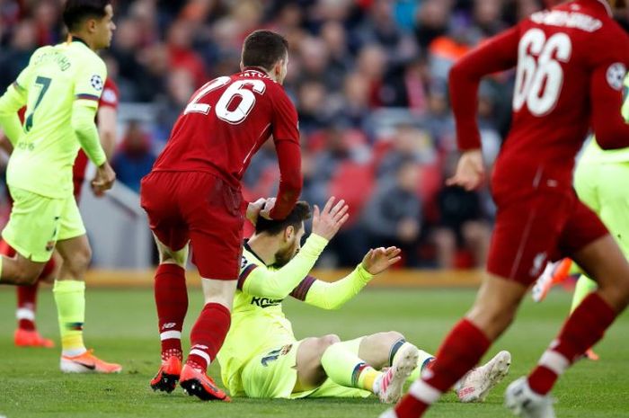 Lionel Messi 'ditoyor' oleh Andy Robertson di tengah-tengah laga leg kedua semifinal Liga Champions 2018-2019 yang mempertemukan Liverpool kontra Barcelona.