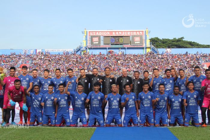 Skuad Arema FC yang diperkenalkan dalam acara launching tim di Stadion Kanjuruhan, Malang, Minggu (23/2/2020).