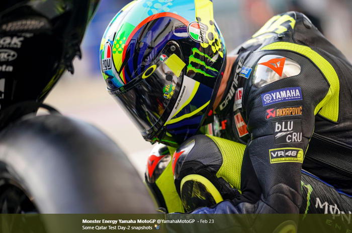 Pembalap Monster Energy Yamaha, Valentino Rossi, melakukan ritual persiapan sebelum melakoni tes pramusim MotoGP 2020 di Sirkuit Losail, Qatar, 23 Februari 2020.