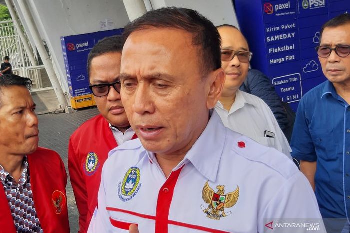 Ketua Umum PSSI Komjen Pol. Mochamad Iriawan memberikan keterangan mengenai kabar terkini PSSI kepada pewarta di kawasan Stadion Utama Gelora Bung Karno, Jakarta, Selasa (25/2/2020).