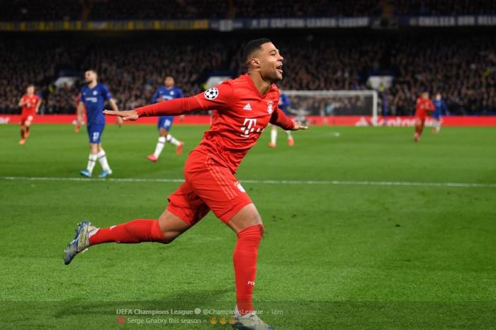 Winger Bayern Muenchen, Serge Gnabry, saat melakukan perayaan gol yang ia cetak ke gawang Chelsea pada pertandingan babak 16 besar Liga Champions, Rabu (26/2/2020).