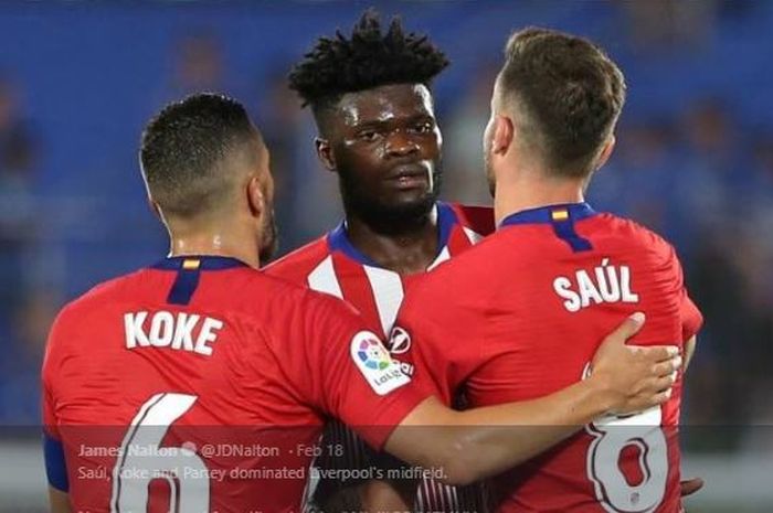 Gelandang Atletico Madrid yang menjadi incaran Arsenal, Thomas Partey (Tengah),.