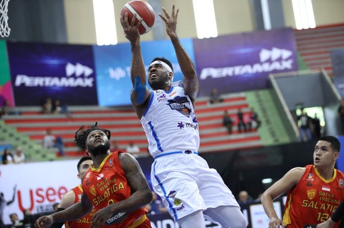 Pemain asing Amartha Hangtuah, Laqavius Cotton, berusaha melepaskan tembakan lay-up pada laga melawan Satya Wacana pada seri kelima IBL di GOR Jayabaya, Kediri, Jawa Timur, Jumat (28/2/2020).