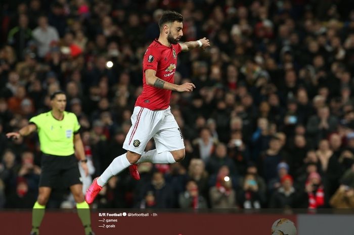 Gelandang Manchester United, Buno Fernandes, mnegeksekusi penalti saat melawan Club Brugge dalam partai Liga Europa, Kamis (27/2/2020).