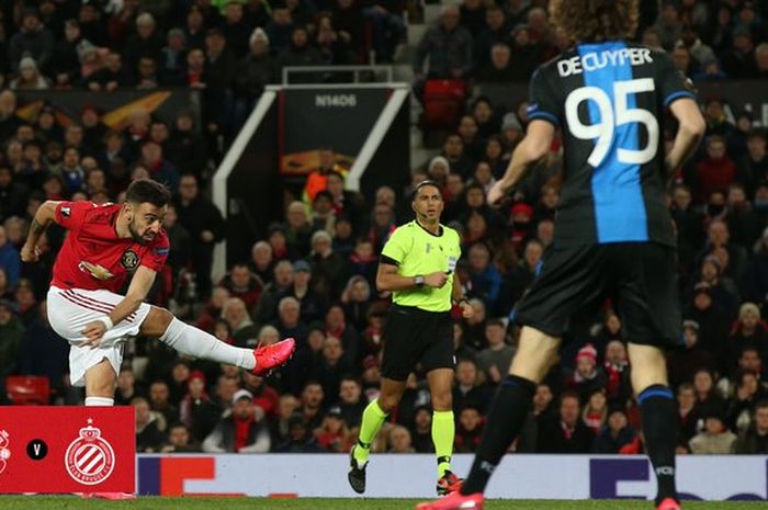 Gelandang Manchester United, Bruno Fernandes (kiri), melepaskan tendangan kaki kanan dalam laga leg kedua babak 32 besar Liga Europa kontra Club Brugge di Stadion Old Trafford, Kamis (27/2/2020).