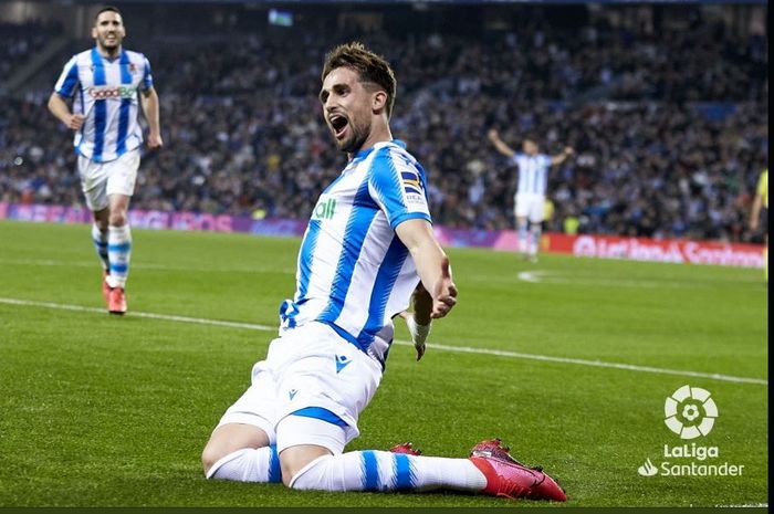 Adnan Januzaj merayakan gol untuk Real Sociedad.