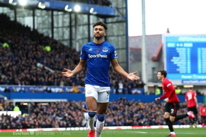 Striker Everton, Dominic Calvert-Lewin, merayakan golnya ke gawang Manchester United dalam laga lanjutan Liga Inggris di Stadion Goodison Park, Liverpool, pada Ahad (1/3/2020).