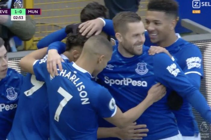 Pemain Everton bersuka cita seusai striker Dominic Calvert-Lewin mencetak gol ke gawang Manchester United pada laga Liga Inggris di Stadion Goodison Park, Ahad (1/3/2020).