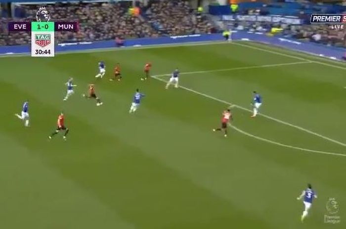 Gelandang serang Manchester United, Bruno Fernandes, mengambil ancang-ancang menendang bola dari luar kotak penalti Everton pada laga Liga Inggris di Stadion Goodison Park, Ahad (1/3/2020).