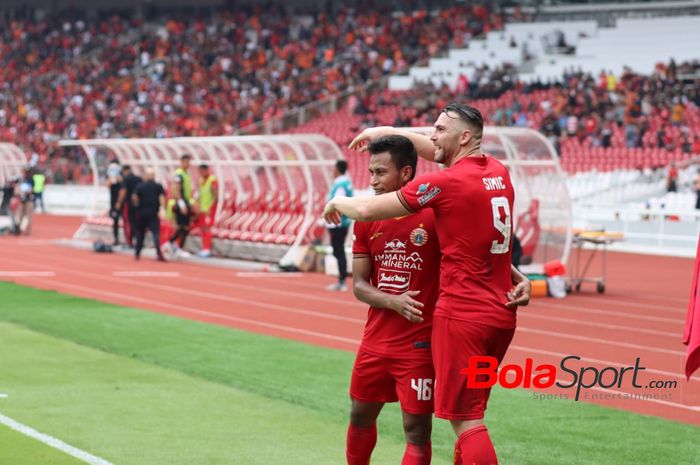 Marko Simic dan Osvaldo Haay melakukan selebrasi gol saat laga melawan Borneo FC pada pekan pertama Shopee Liga 1 2020.  