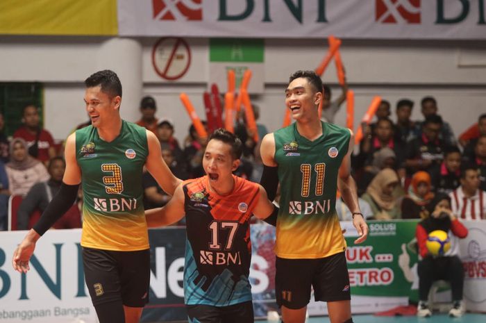 Tim putra Jakarta BNI 46 bereaksi pada laga melawan Jakarta Pertamina Energi di GOR Tri Dharma, Gresik, Minggu (1/3/2020).