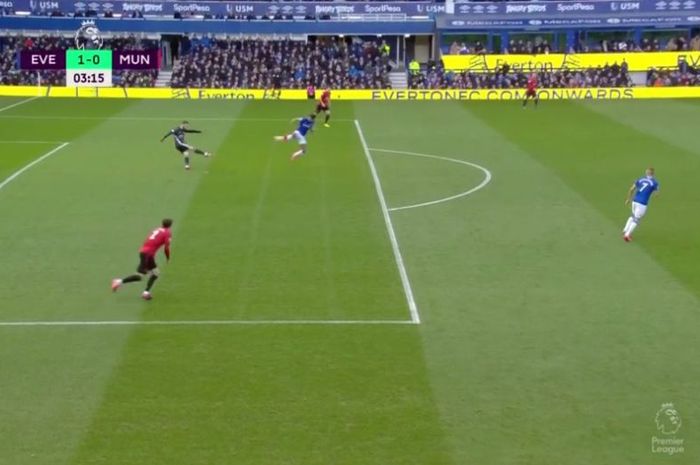 Kiper Manchester United, David de Gea, menyepak bola yang disambar striker Everton, Dominic Calvert-Lewin, yang kemudian berbuah gol pada menit 3'. Dalam laga Liga Inggris di Stadion Goodison Park, Ahad (1/3/2020), kedua tim bermain imbang 1-1.