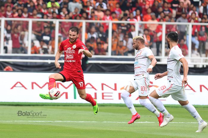 Pemain anyar Persija Jakarta, Marco Motta sedang memberikan umpan silang kala melawan Borneo FC di Stadion Utama Gelora Bung Karno, Jakarta (1/3/2020)