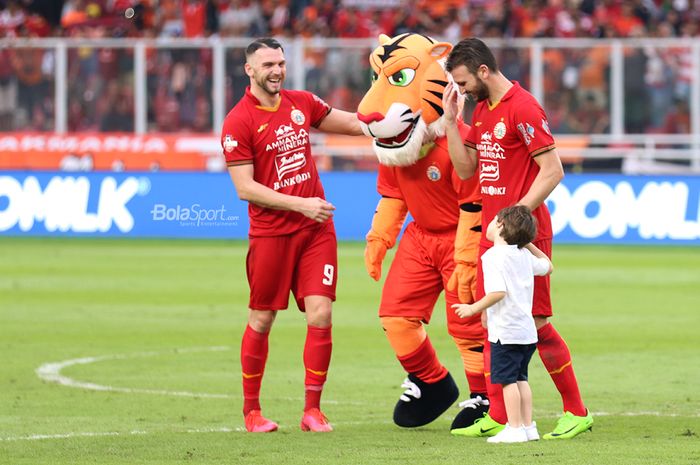 Marko Simic dan Marco Motta sedang bersama dengan maskot Persija Jakarta saat laga Persija Jakarta melawan Borneo FC di Stadion Gelora Bung Karno Jakarta (1/3/2020)