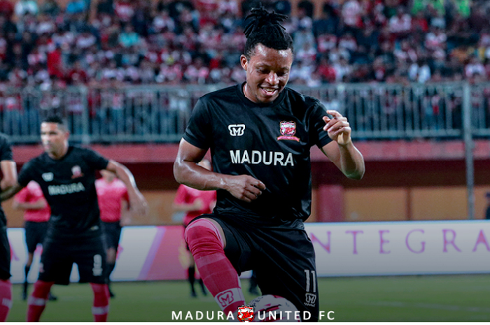 Emmanuel Oti Essigba saat berlatih bersama Madura United.