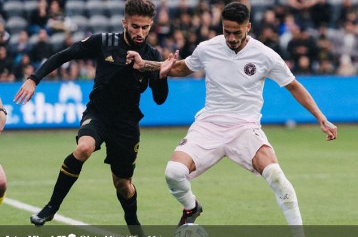 Pemain Inter Miami, Jorge Figal (kanan), menarik baju striker Los Angeles FC, Diego Rossi, yang berusaha merebut bola ketika keduanya berlaga dalam laga MLS di Stadion Banc of California, Senin (2/3/2020).