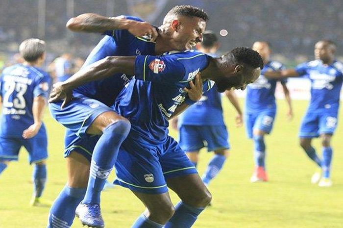 Pemain Persib Bandung Geoffrey Wynton Mandelano (kanan) disambut rekannya Wander Luiz setelah mencetak gol ke gawang Persela Lamongan saat pertandingan Liga Indonesia 2020 di Stadion Si Jalak Harupat, Kabupaten Bandung, Minggu (1/3). Pertandingan dimenangkan Persib Bandung dengan skor (3-0).